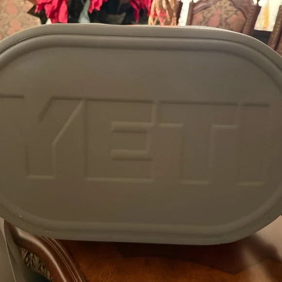 YETI Limited Edition Hopper Coral and Grey - Picture 4 of 5